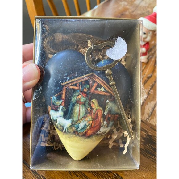 Susan Winget Art Hearts Oh Holy Night Nativity Scene Ornament W/Key Gold & Blue - Picture 5 of 6